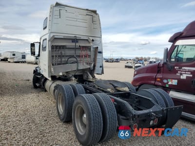 Trzecie zdjęcie samochodu z tyłu: 2017 VOLVO VNL SEMI TRUCK VIN:4V4NC9EH7HN974285 - miniatura