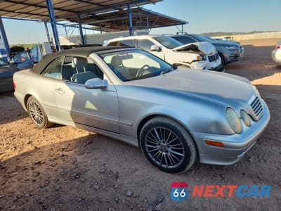 Czwarte zdjęcie samochodu z boku: 2000 MERCEDES-BENZ CLK 320 VIN:WDBLK65G2YT029086 - miniatura