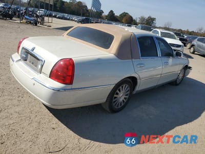 Trzecie zdjęcie samochodu z tyłu: 2004 LINCOLN TOWN CAR ULTIMATE VIN:1LNHM83W84Y640336 - miniatura