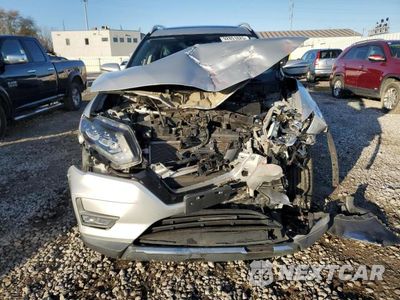 Piąte zdjęcie samochodu w środku: 2017 NISSAN ROGUE SV VIN:5N1AT2MV9HC741315 - miniatura