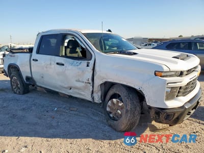 Czwarte zdjęcie samochodu z boku: 2025 CHEVROLET SILVERADO K2500 CUSTOM VIN:1GC4KME70SF306754 - miniatura