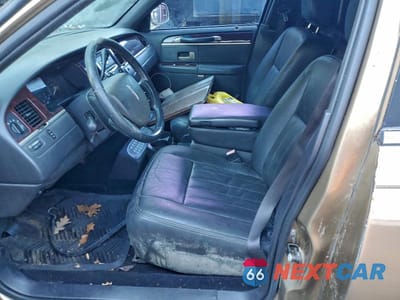 Zdjęcie 7 z 12 samochodu: 2011 LINCOLN TOWN CAR VIN:1L1FM88W67Y614291 - miniatura
