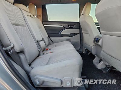 Zdjęcie 11 z 14 samochodu: 2017 TOYOTA HIGHLANDER LE VIN:5TDZARFH8HS030698 - miniatura