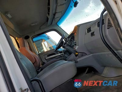 Piąte zdjęcie samochodu w środku: 2016 KENWORTH T680 SEMI TRUCK VIN:1XKYA48X8GJ496344 - miniatura