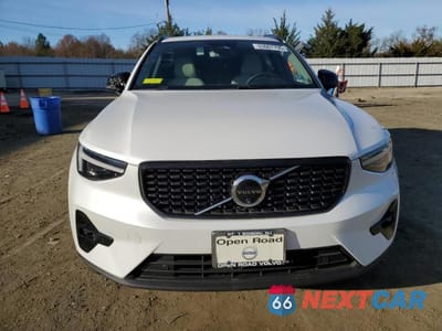 Piąte zdjęcie samochodu w środku: 2025 VOLVO XC40 PLUS VIN:YV4L12UC7S2491410 - miniatura
