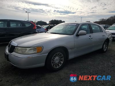 2001 LINCOLN TOWN CAR SIGNATURE 1LNHM82W31Y729695 - główne zdjęcie licytacji z USA - miniatura