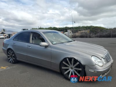 Czwarte zdjęcie samochodu z boku: 2003 MERCEDES-BENZ E 500 VIN:WDBUF70J63A127379 - miniatura