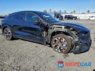 Czwarte zdjęcie samochodu z boku: 2023 FORD MUSTANG MACH-E PREMIUM VIN:3FMTK3SU3PMB06745 - miniatura