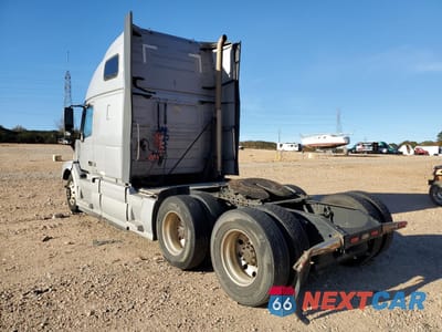 Trzecie zdjęcie samochodu z tyłu: 2016 VOLVO VNL SEMI TRUCK VIN:4V4NC9EH0GN939456 - miniatura