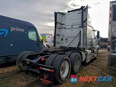 Czwarte zdjęcie samochodu z boku: 2017 VOLVO VNL SEMI TRUCK VIN:4V4NC9EH1HN972984 - miniatura