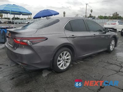 Trzecie zdjęcie samochodu z tyłu: 2022 TOYOTA CAMRY LE VIN:4T1C11BKXNU050110 - miniatura