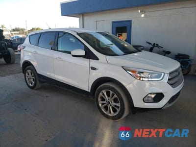 Czwarte zdjęcie samochodu z boku: 2019 FORD ESCAPE SE VIN:1FMCU9GD5KUC42742 - miniatura