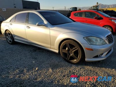 Czwarte zdjęcie samochodu z boku: 2008 MERCEDES-BENZ S 550 VIN:WDDNG71X38A166000 - miniatura