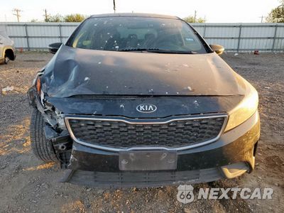 Piąte zdjęcie samochodu w środku: 2017 KIA FORTE LX VIN:KNAFK5A84H5721553 - miniatura