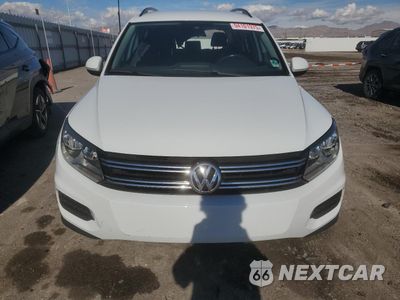 Piąte zdjęcie samochodu w środku: 2016 VOLKSWAGEN TIGUAN S VIN:WVGAV7AX7GW515753 - miniatura