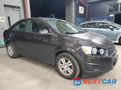 Czwarte zdjęcie samochodu z boku: 2015 CHEVROLET SONIC LT VIN:1G1JC5SH1F4158076 - miniatura