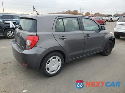 Trzecie zdjęcie samochodu z tyłu: 2011 TOYOTA SCION XD VIN:JTKKU4B48B1013010 - miniatura