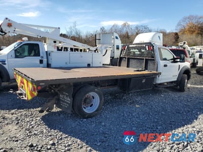 Trzecie zdjęcie samochodu z tyłu: 2019 FORD F550 SUPER DUTY FLATBED TRUCK VIN:1FDUF5HT7KDA06476 - miniatura