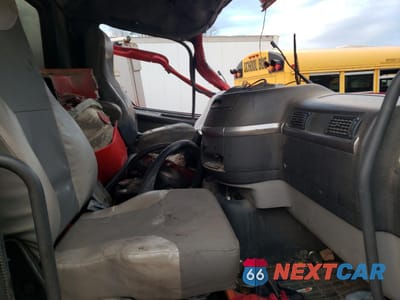 Piąte zdjęcie samochodu w środku: 2004 VOLVO VHD DUMP TRUCK VIN:4V5KC9GG84N350525 - miniatura