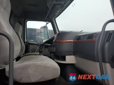 Piąte zdjęcie samochodu w środku: 2011 VOLVO VNL SEMI TRUCK VIN:4V4NC9TG6BN533068 - miniatura