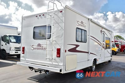 Czwarte zdjęcie samochodu z boku: 2006 FORD ECONOLINE E450 SUPER DUTY CUTAWAY VAN VIN:1FDXE45S96DA52998 - miniatura
