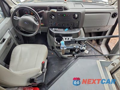 Zdjęcie 8 z 14 samochodu: 2019 FORD E350 SHUTTLE BUS VIN:1FDEE3FS3KDC19043 - miniatura