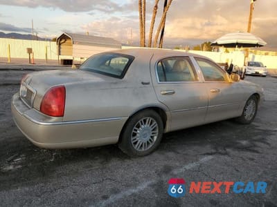 Trzecie zdjęcie samochodu z tyłu: 2010 LINCOLN TOWN CAR SIGNATURE LIMITED VIN:2LNBL8CV6AX623823 - miniatura