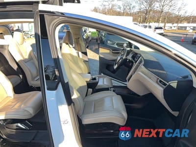Piąte zdjęcie samochodu w środku: 2016 TESLA MODEL X VIN:5YJXCBE2XGF004399 - miniatura