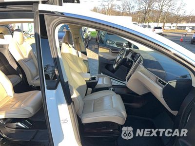 Piąte zdjęcie samochodu w środku: 2016 TESLA MODEL X VIN:5YJXCBE2XGF004399 - miniatura