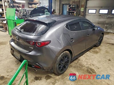Trzecie zdjęcie samochodu z tyłu: 2025 MAZDA 3 PREFERRED VIN:JM1BPALM7S1761310 - miniatura