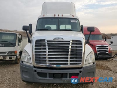 Zdjęcie 9 z 10 samochodu: 2015 FREIGHTLINER CASCADIA SEMI TRUCK VIN:1FUBGEDV5FLGH4750 - miniatura
