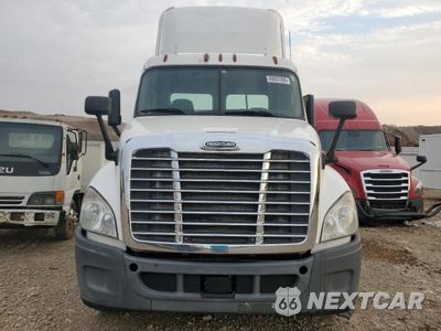 Zdjęcie 9 z 10 samochodu: 2015 FREIGHTLINER CASCADIA SEMI TRUCK VIN:1FUBGEDV5FLGH4750 - miniatura