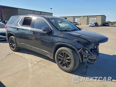 Czwarte zdjęcie samochodu z boku: 2019 CHEVROLET TRAVERSE LS VIN:1GNERFKW2KJ227422 - miniatura