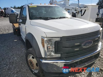Czwarte zdjęcie samochodu z boku: 2019 FORD F550 SUPER DUTY FLATBED TRUCK VIN:1FDUF5HT7KDA06476 - miniatura