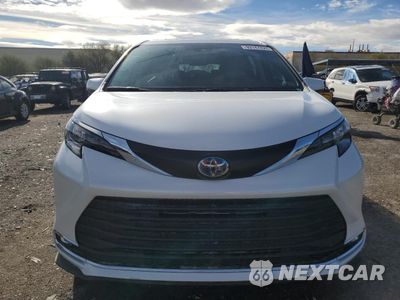 Piąte zdjęcie samochodu w środku: 2024 TOYOTA SIENNA XLE VIN:5TDYRKEC5RS184286 - miniatura