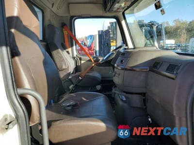 Piąte zdjęcie samochodu w środku: 2017 VOLVO VNL SEMI TRUCK VIN:4V4N39TG3HN987979 - miniatura