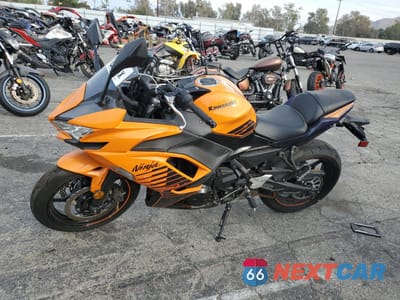 Trzecie zdjęcie samochodu z tyłu: 2025 KAWASAKI EX650 P VIN:ML5EXEP18SDAE3583 - miniatura