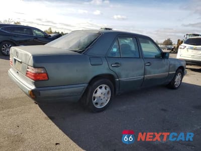 Trzecie zdjęcie samochodu z tyłu: 1995 MERCEDES-BENZ E 320 BASE VIN:WDBEA32E5SC158265 - miniatura