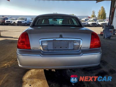 Zdjęcie 6 z 12 samochodu: 2007 LINCOLN TOWN CAR SIGNATURE LIMITED VIN:1LNHM82V57Y639691 - miniatura