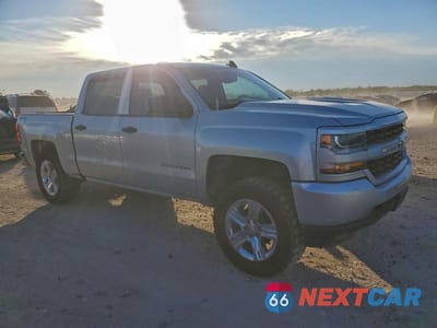 Czwarte zdjęcie samochodu z boku: 2018 CHEVROLET SILVERADO K1500 CUSTOM VIN:3GCUKPEC8JG433019 - miniatura