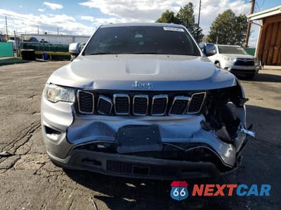 Piąte zdjęcie samochodu w środku: 2020 JEEP GRAND CHEROKEE LAREDO VIN:1C4RJFAG4LC228105 - miniatura