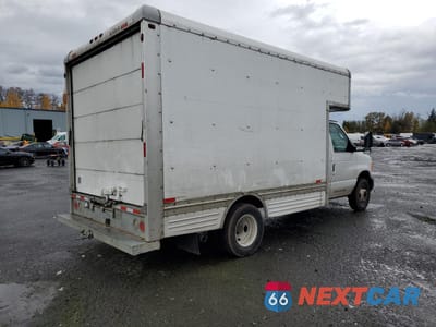 Trzecie zdjęcie samochodu z tyłu: 2006 FORD ECONOLINE E450 SUPER DUTY CUTAWAY VAN VIN:1FDXE45S16DB22204 - miniatura