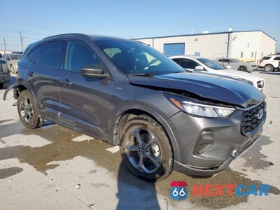 Czwarte zdjęcie samochodu z boku: 2023 FORD ESCAPE ST LINE VIN:1FMCU9MN1PUA63361 - miniatura