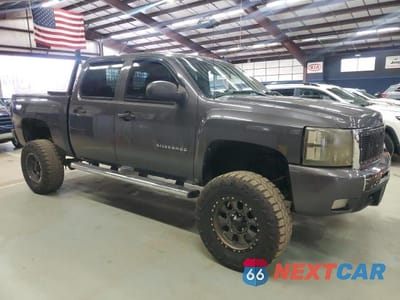 Czwarte zdjęcie samochodu z boku: 2010 CHEVROLET SILVERADO K1500 LT VIN:3GCRKSE36AG301076 - miniatura