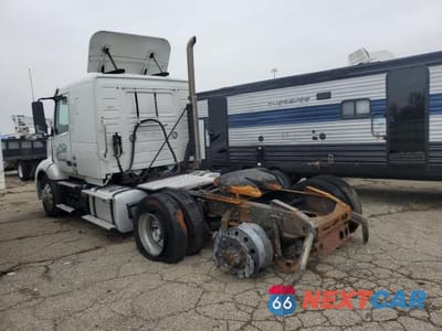 Trzecie zdjęcie samochodu z tyłu: 2020 VOLVO VNL SEMI TRUCK VIN:4V4NC9EH2LN227007 - miniatura