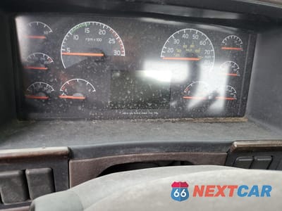 Zdjęcie 8 z 10 samochodu: 2012 VOLVO VNL SEMI TRUCK VIN:4V4N19EH2CN549507 - miniatura