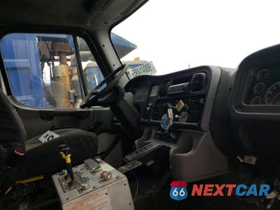 Piąte zdjęcie samochodu w środku: 2011 FREIGHTLINER M2 106 MEDIUM DUTY VIN:1FVACXBS5BHAZ2317 - miniatura