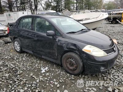 Czwarte zdjęcie samochodu z boku: 2009 NISSAN VERSA S VIN:3N1BC11E29L394331 - miniatura