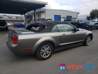 Trzecie zdjęcie samochodu z tyłu: 2005 FORD MUSTANG VIN:1ZVFT84N255228286 - miniatura