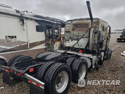 Czwarte zdjęcie samochodu z boku: 2015 VOLVO VNL SEMI TRUCK VIN:4V4NC9EH9FN919415 - miniatura